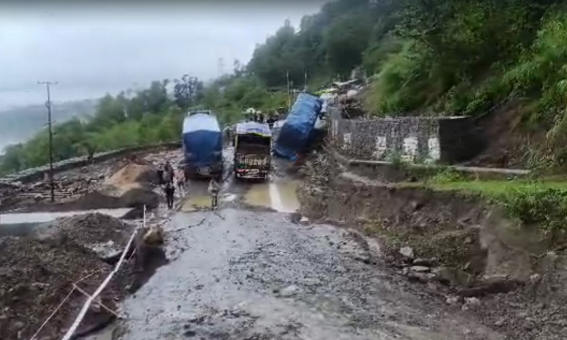 More than 200 lorries headed for Manipur are stranded by the collapsing Nagaland route. More than 200 lorries headed for Manipur are stranded by the collapsing Nagaland route.