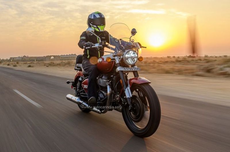 The government wants new two-wheelers to be required to wear two helmets. The government wants new two-wheelers to be required to wear two helmets.
