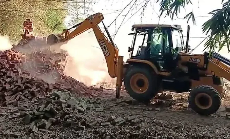 Assam: 78 acres of land was cleared in the Lakhimpur eviction effort, affecting 220 families. Assam: 78 acres of land was cleared in the Lakhimpur eviction effort, affecting 220 families.