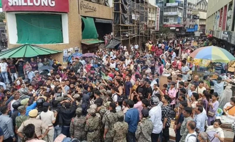 Meghalaya: Due to the certificate vending delay, hawkers demonstrate at the Shillong Municipal Board Meghalaya: Due to the certificate vending delay, hawkers demonstrate at the Shillong Municipal Board